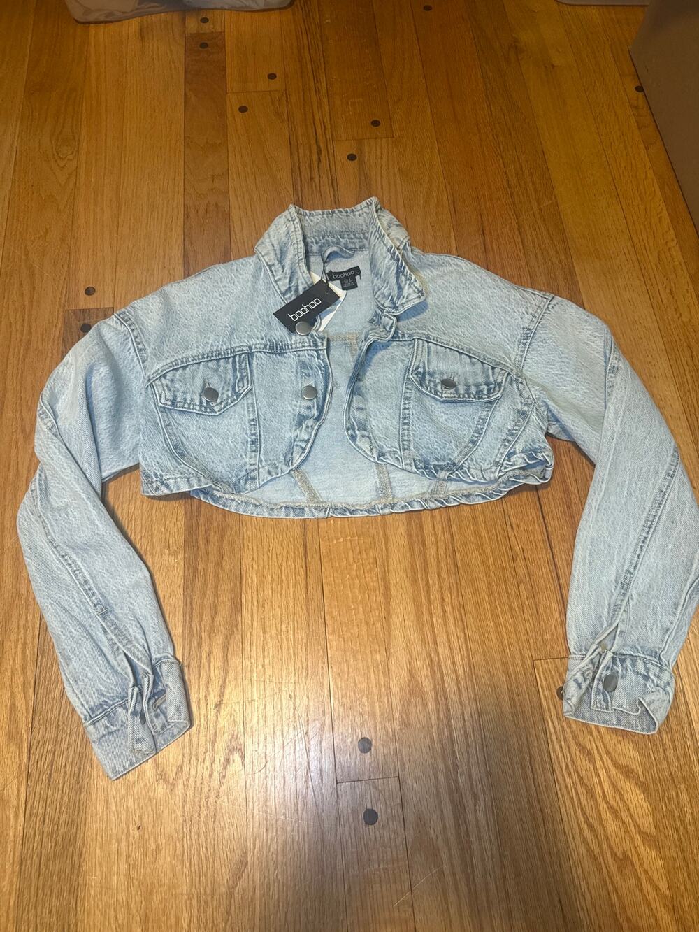 NEW Boohoo Curved Hem Crop Denim Jacket Light Blue Acid Wash Womens US 4
